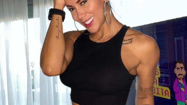 Sonia Isaza con un top farda de abdominales