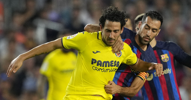 Sergio Busquets disputa el balón contra Dani Parejo / EFE