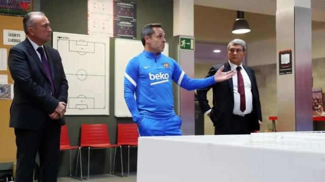 Rafa Yuste, Sergi Barjuan y Joan Laporta, en una charla con la plantilla del Barça / FCB
