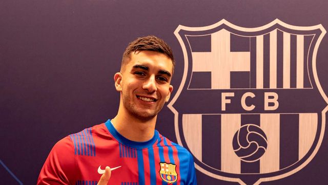 Ferran Torres posa en las instalaciones del club tras fichar por el Barça / EFE