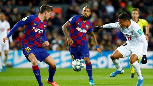 Sergi Roberto en una acción contra el Granada / EFE