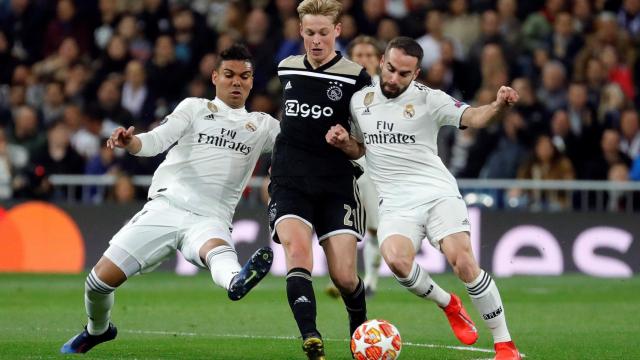 Casemiro, De Jong y Carvajal en una acción del partido / EFE