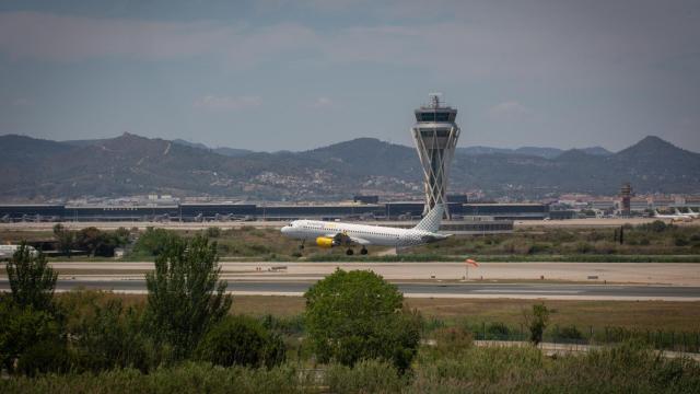 Vista de la torre de control del aeropuerto de El Prat / EP
