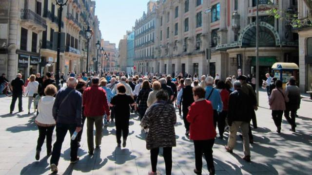 Turistas y vecinos de Barcelona pasean por el Portal del Ángel, una de las arterias comerciales de la ciudad / EP
