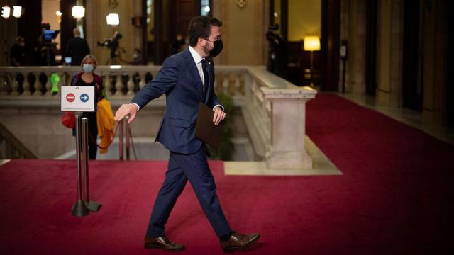 El vicepresidente de la Generalitat de Cataluña en funciones y candidato de ERC a la presidencia, Pere Aragonès, saliendo de la segunda sesión del debate de investidura / DAVID ZORRAKINO (EP)