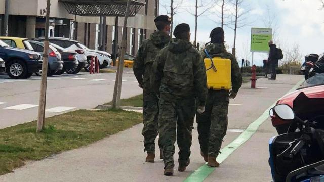 Imagen de los efectivos del Ejército en el Hospital Germans Trias i Pujol de Badalona / CG
