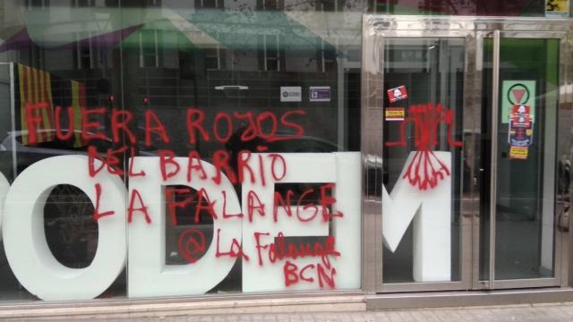 La sede de Podemos en Cataluña amanece con pintadas falangistas / TWITTER