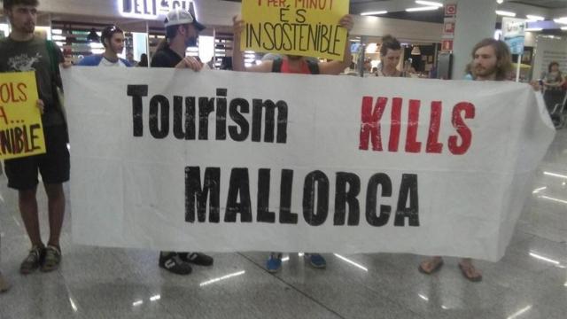 Una imagen de una de las acciones de Arran Palma en Mallorca Los 'indepes' denunciarán a la Policía pancartas