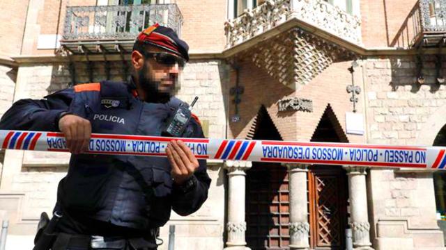 Un Mosso d'Esquadra precintando las inmediaciones de la a sede del Consejo de la Diplomacia Pública de Cataluña (Diplocat) / EFE