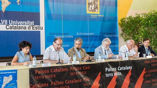 El exconsejero de Presidencia de la Generalitat, Francesc Homs (tercero por la derecha) en una de las ediciones de la Universitat Catalana d'Estiu / UCE PRADA