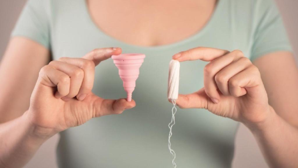 Una mujer sostiene una copa menstrual y un tampón / EUROPA PRESS