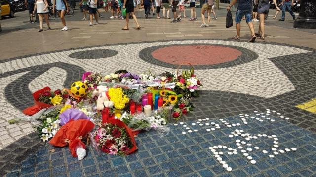 Flores en Las Ramblas en memoria de las víctimas del atentado terrorista / EUROPA PRESS
