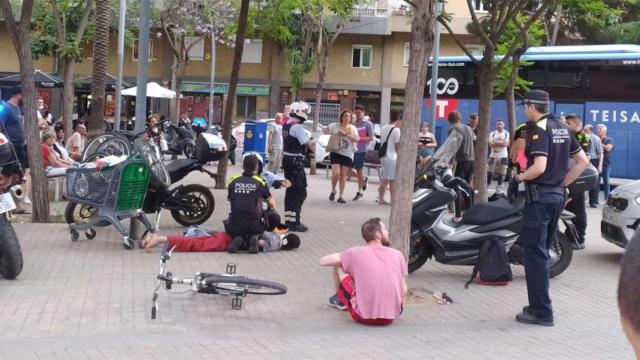 Mossos y Guardia Urbana, interviniendo tras la pelea en la Meridiana / CG