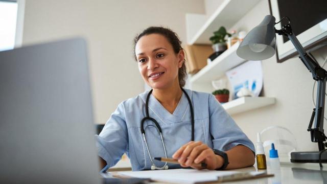 Doctora consultando un portátil