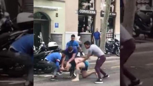 Uno de los robos con violencia en la Rambla del Raval de Barcelona para sustraer un reloj de alta gama / JAVIER GARCIA