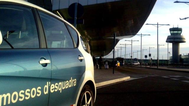 Un coche de los Mossos d'Esquadra en el Aeropuerto de Barcelona / MOSSOS