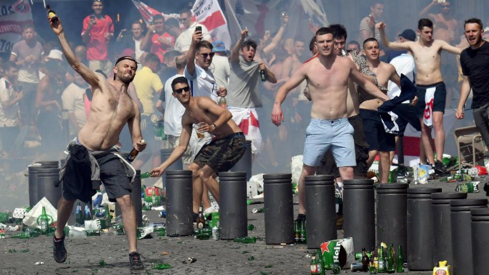 Hooligans de Inglaterra se enfrentan en las calles de Marsella contra hooligans rusos.