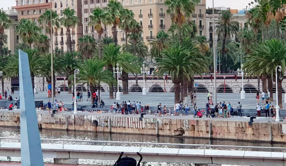 Los vendedores ambulantes, situados en el muelle Bosch i Alsina de Barcelona / CG