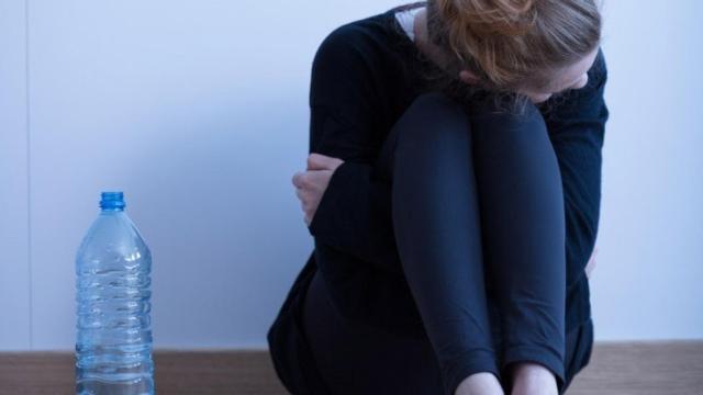 Una mujer con un trastorno alimentario / EP