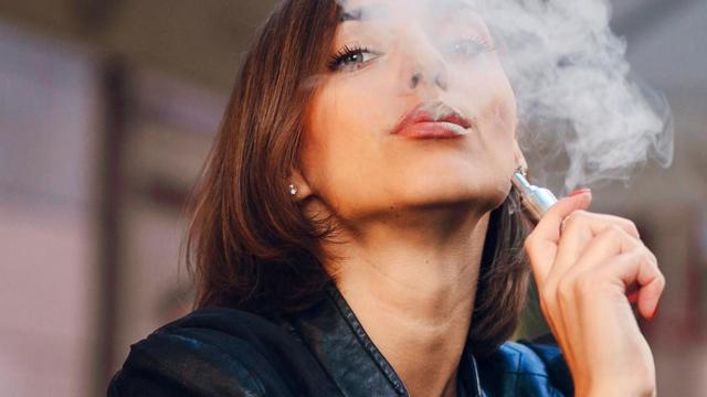 Una mujer fuma un cigarrillo electrónico / FREEPIK