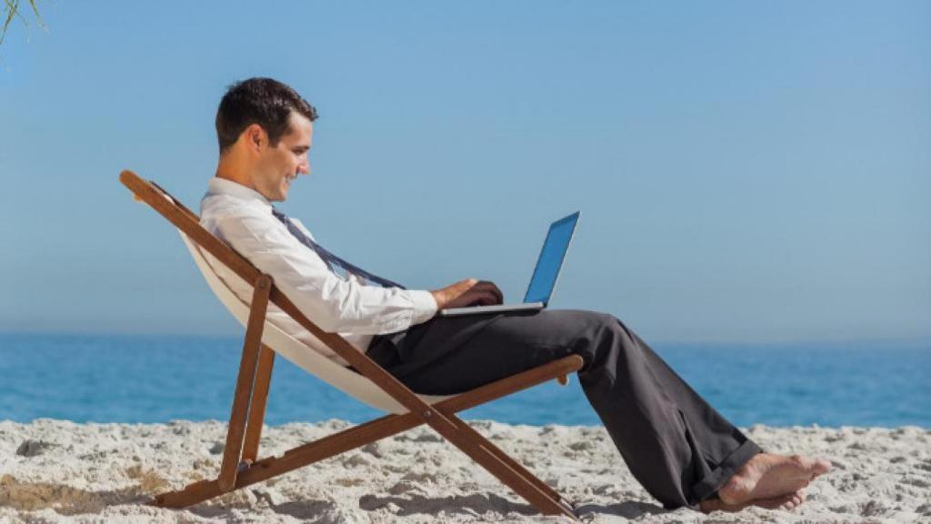 Un emprendedor trabaja desde la playa / CG