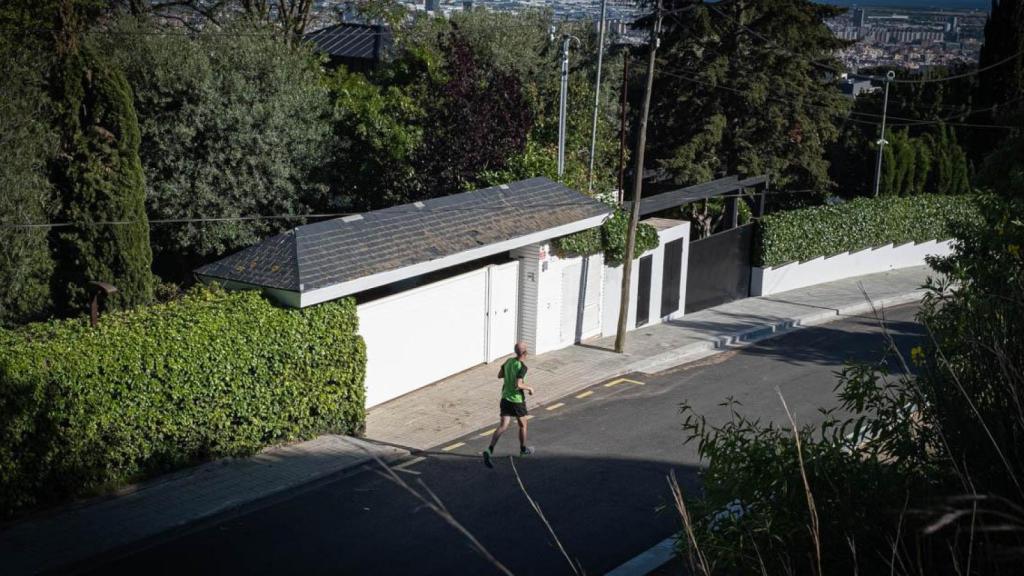 Un hombre hace deporte en el barrio donde está ubicada la casa comprada por Pep Guardiola / PABLO MIRANZO (CG)