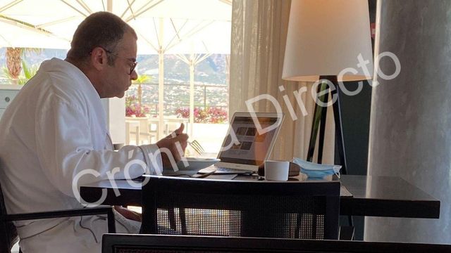 Jorge Javier Vázquez, en albornoz, en un hotel de lujo de Alicante / CG