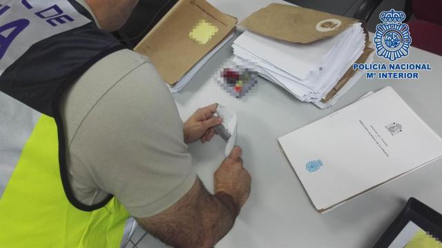 Un policía examina una receta falsa y un medicamento vendido en el mercado negro / POLICÍA NACIONAL