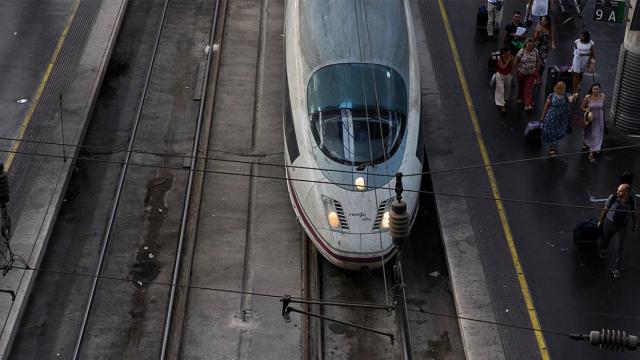 Un tren AVE de Renfe espera a salir de la estación de Atocha, en Madrid, en una imagen de archivo / JESÚIS HELLÍN - EUROPA PRESS