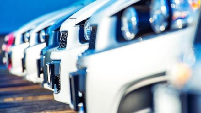 Varios coches aparcados / COCHE GLOBAL