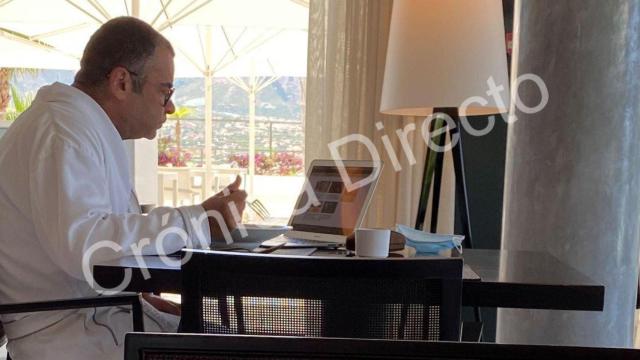 Jorge Javier Vázquez, en albornoz, en un hotel de lujo de Alicante / CG
