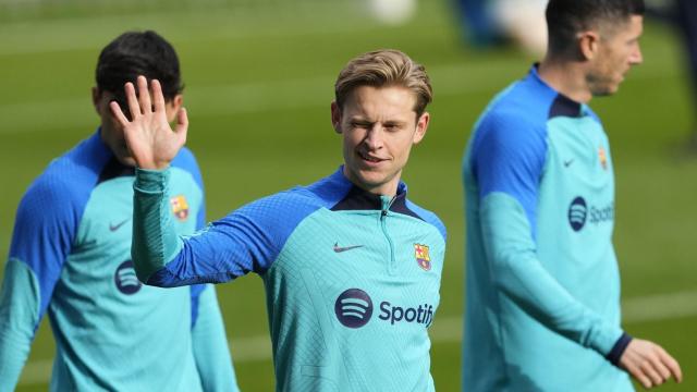 Frenkie de Jong, durante un entrenamiento junto a Pedri y Lewandowski / FCB