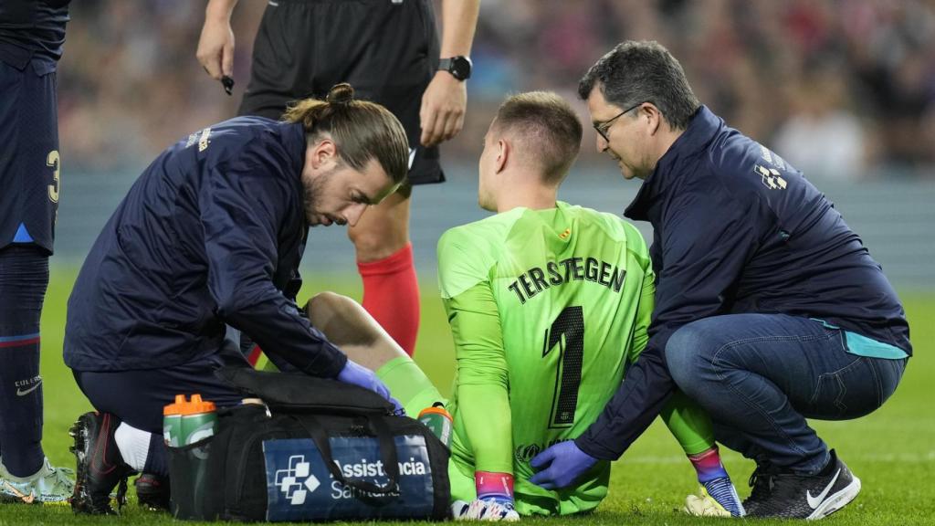Ter Stegen,atendido por el doctor Pruna / EFE