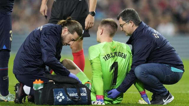Ter Stegen,atendido por el doctor Pruna / EFE