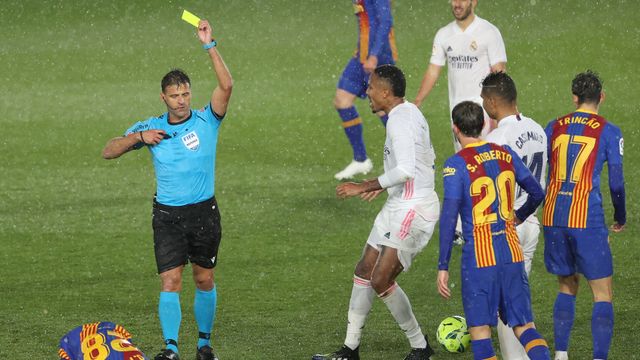 Gil Manzano enseña la segunda amarilla a Casemiro tras entrar a Mingueza / EFE