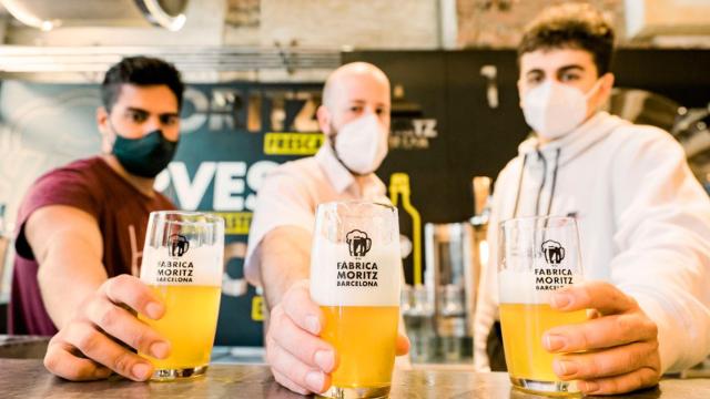 Tres trabajadores de Moritz, con una nueva variedad de cerveza / Cedida