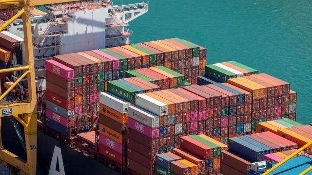 Contenedores de mercancías cargados por mar hasta Barcelona / PUERTO DE BARCELONA