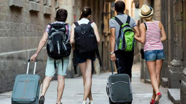 Turistas con sus maletas en el distrito de Ciutat Vella de Barcelona / CG