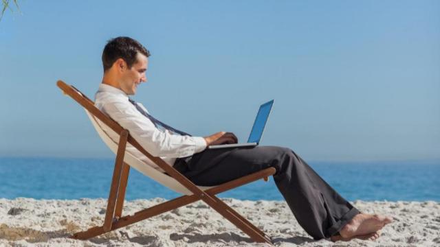 Un emprendedor trabaja desde la playa / CG
