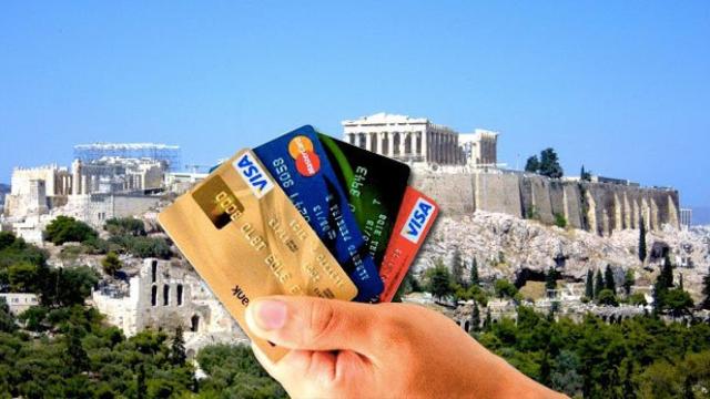 Tarjetas de crédito y débito y una imagen de la acrópolis griega, uno de los destinos turísticos más apreciados por los españoles / FOTOMONTAJE DE CG