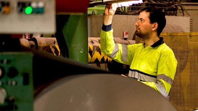 Imagen de archivo de uno de los trabajadores de Abelan Catalana en la factoría de Tarragona / CG