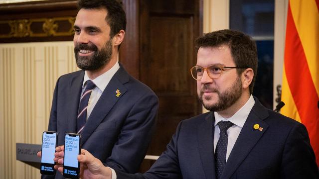 El presidente de la Generalitat, Pere Aragonès (d), y el consejero catalán de Empresa y Trabajo, Roger Torrent (i), muestran sus móviles. Ambos se infectaron con Pegasus / EUROPA PRESS