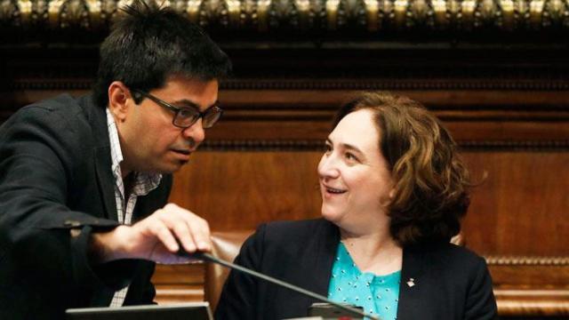 Gerardo Pisarello, primer teniente de alcalde de Barcelona, junto a la primera edil, Ada Colau / EFE