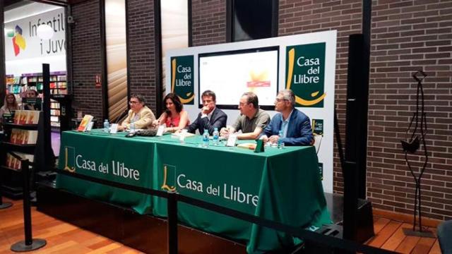 El ex primer ministro francés, Manuel Valls (c), en la presentación del libro 'Anatomía del procés' en Barcelona / CG