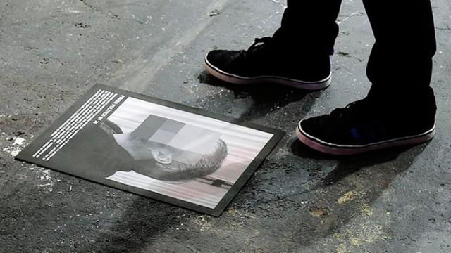 Imagen de catálogo de una de las fotografías de la obra 'Presos Políticos', del español Santiago Sierra, en la edición 2018 de Arco / EFE