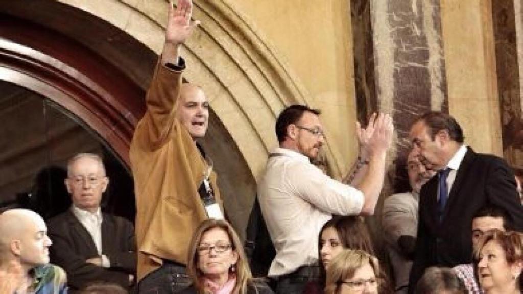 Un invitado hace el saludo fascista en el Parlamento Autonómico, durante el pleno de este miércoles.