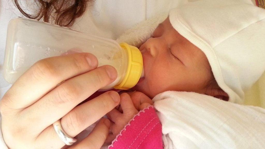 Una madre da el biberón a un bebé tras el destete / PIXABAY