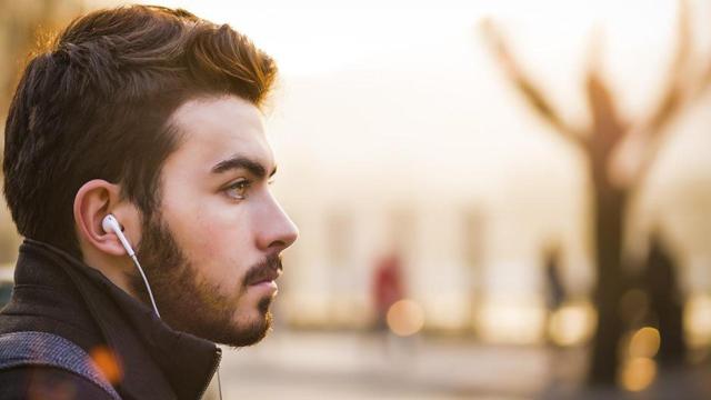 Joven escuchando música con unos auriculares, un hábito que puede derivar en sordera con el paso de los años / UNSPLASH