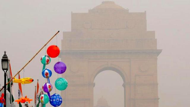 Una parada de inflables para celebrar la festividad del Diwali en Nueva Delhi / EFE