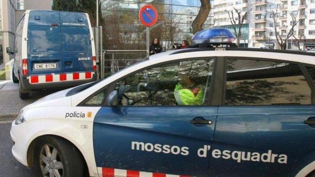Los Mossos trasladan a varios detenidos a sus dependencias en una imagen de archivo / EFE